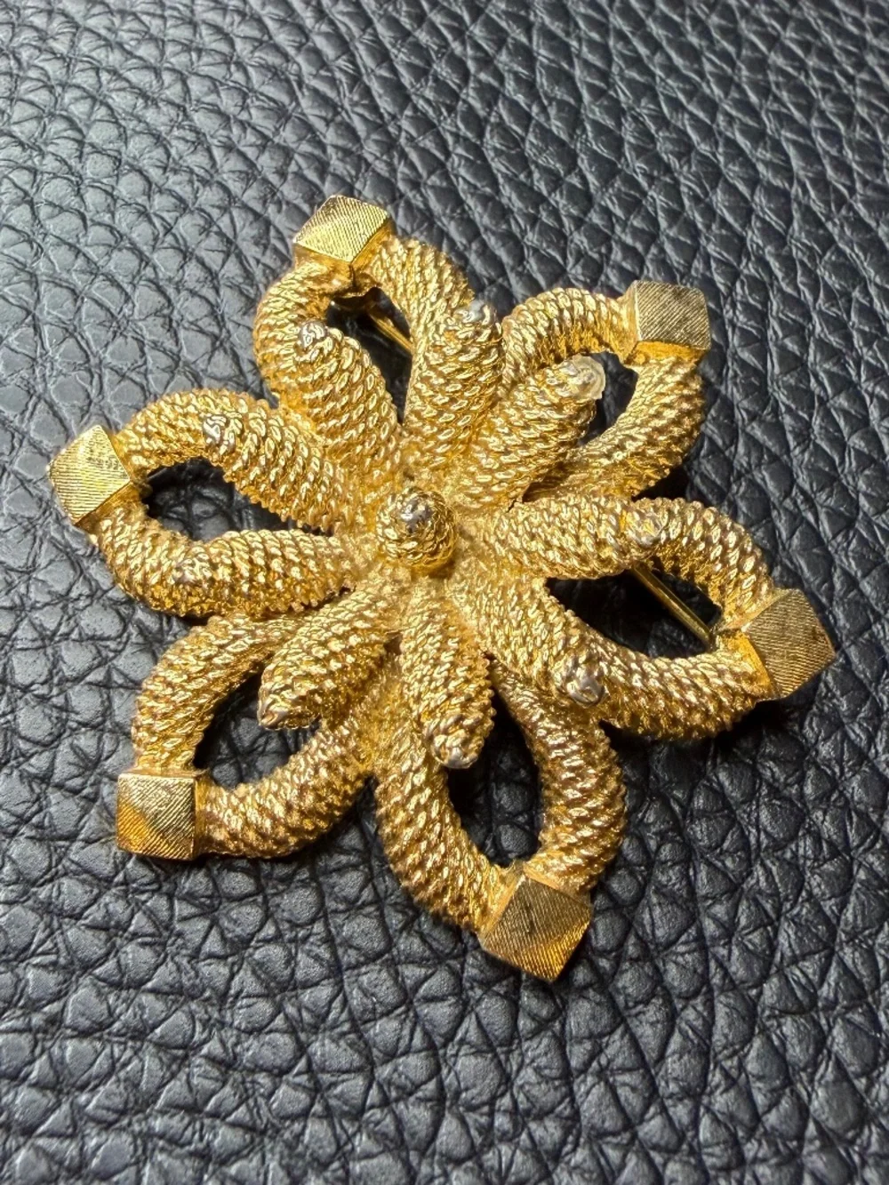 Vintage 1960s Monet Gold Tone Flower Floral Brooch 2